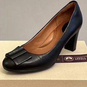 Clarks Artisan 2.5 inch all-day comfort leather heeled black shoe - W size 7.5